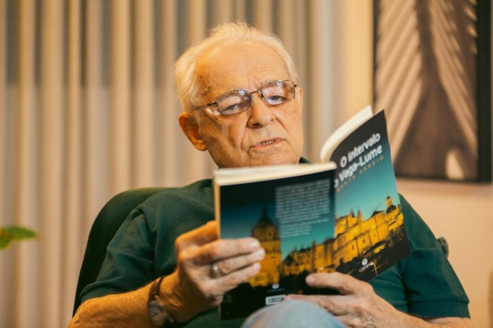 Othon Bastos lê trechos do livro O Intervalo do Vagalume, que será lançado em breve Foto: Ivy Brant