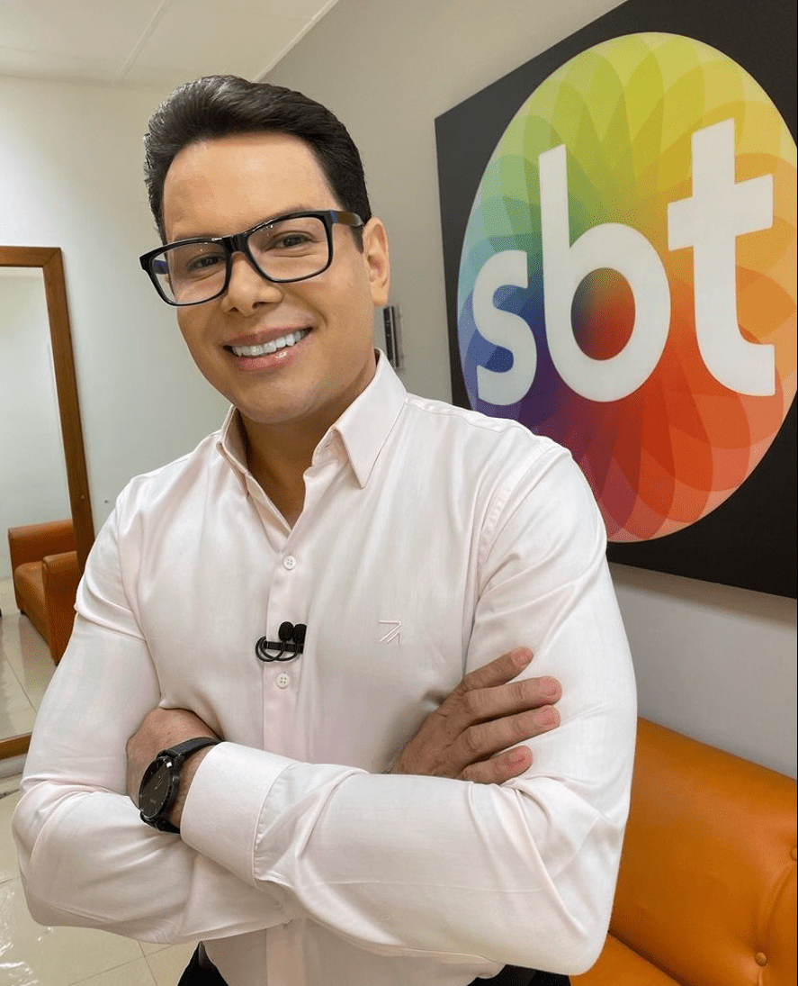 O jornalista faz sucesso nas manhãs do SBT no noticiário que é vice-líder de audiência - Foto: Divulgação 