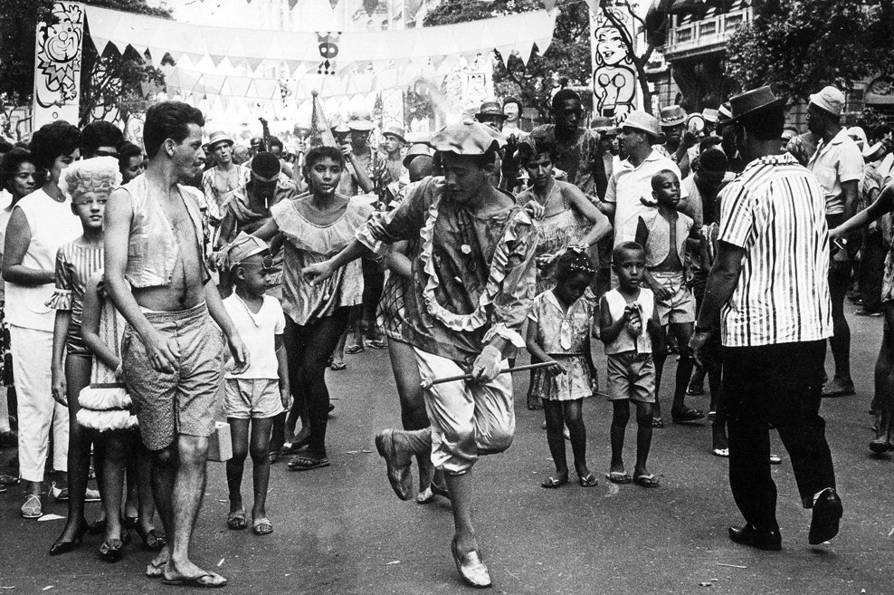 Brasil, Rio de Janeiro, RJ. Foliões fantasiados dançam e se divertem no carnaval de rua, ao centro um passista é observado por um garoto. - Crédito:ARQUIVO/AGÊNCIA ESTADO/AE/Codigo imagem:5056