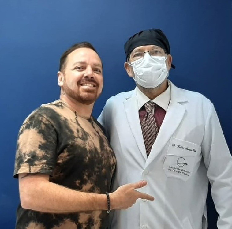 O Cirurgião Plástico, Dr. Helder Moreira Filho, é conhecido pelos famosos como cirurgião das estrelas - Foto: Divulgação 