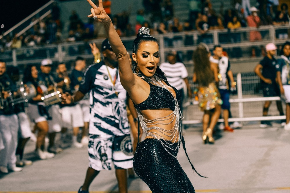 Madrinha de Bateria da Vai-Vai se emocionou e mostrou muito samba no pé - Foto: Diego Nunnes 