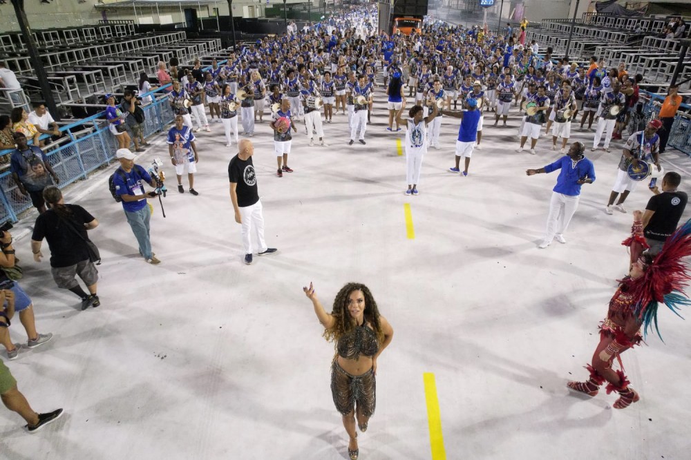 Rainha de bateria da Acadêmicos do Sossego, Malu Torres, exibe beleza, simpatia e boa forma em ensaio técnico na Sapucaí - Foto: Diego Mendes 