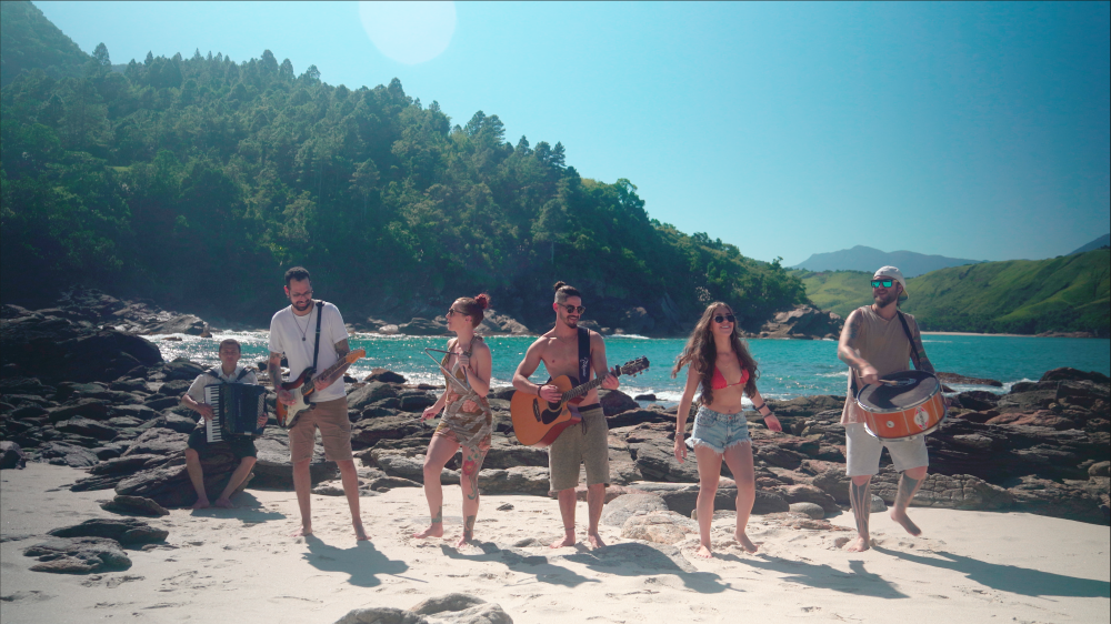 O clipe da Banda Marisko foi gravado em várias locações em Maresias - Foto: Elóra