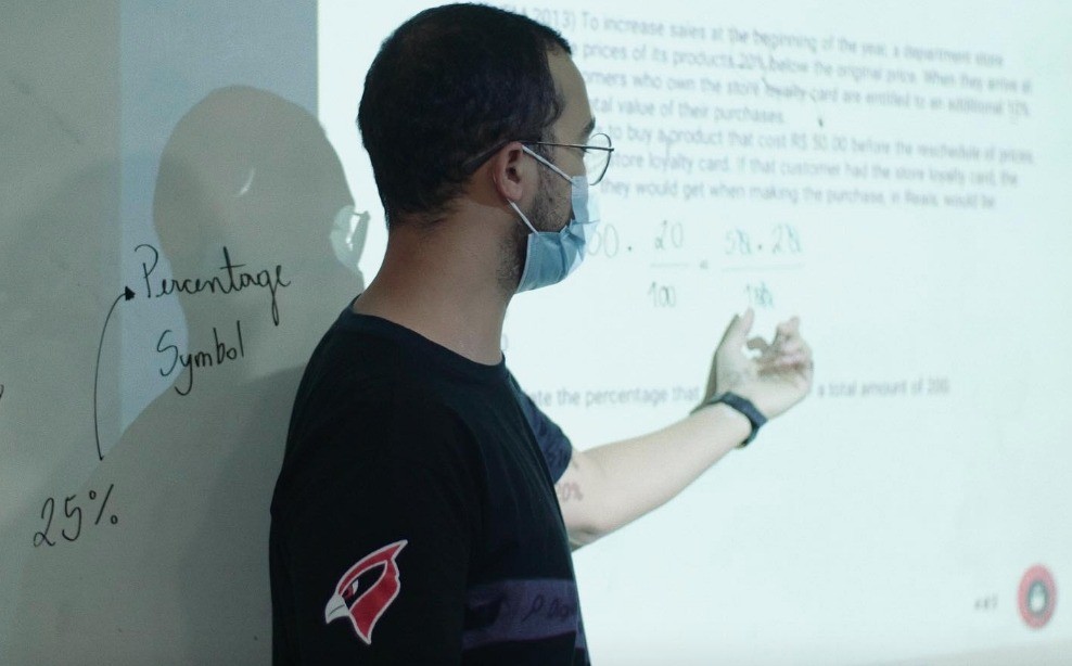 Na Recreio Christian School, as provas bimestrais representam apenas 30% da nota. 15% refere à participação do aluno em sala de aula; 25%, ao dever de casa e 30% a projetos de responsabilidade social. Método de ensino que gerou resultados em prêmios, meda