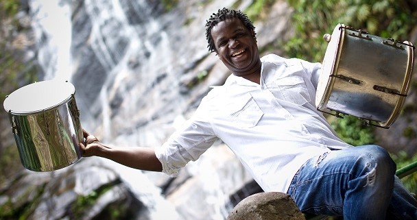 RIO DE JANEIRO, RJ, BRASIL, 23-09-2012, 10h00: Retrato do músico carioca Marcelinho Moreira, na Floresta da Tijuca, no Rio de Janeiro. Moreira lança o CD 