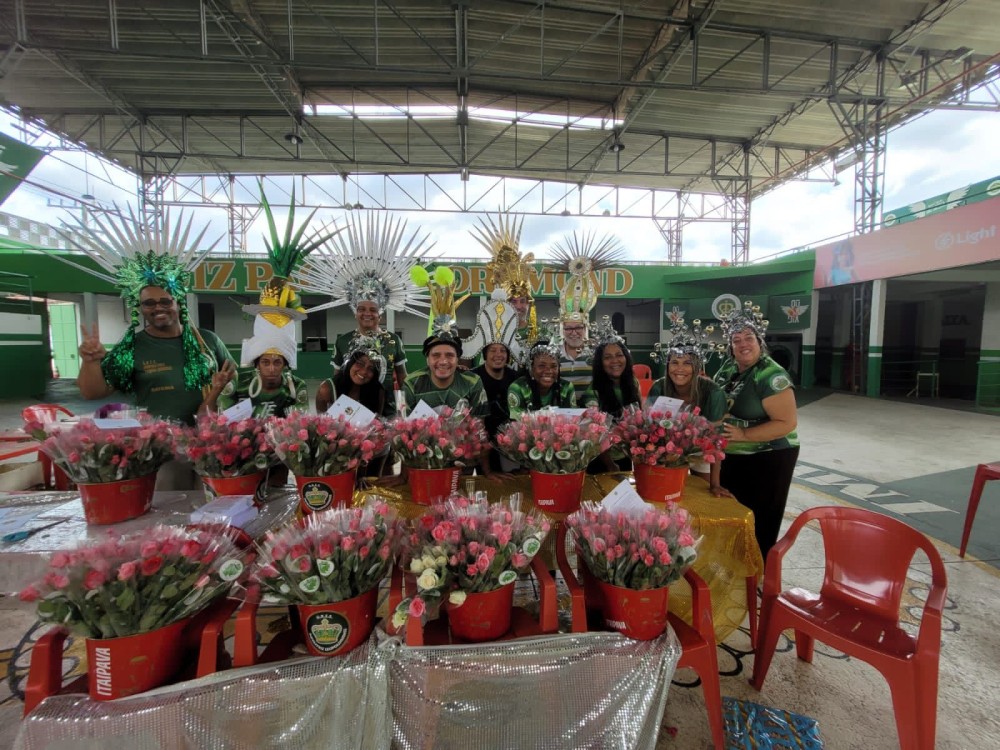 Durante toda a manhã deste sábado, 07, as mães da região da Leopoldina receberam flores da Imperatriz Leopoldinense - Foto: Divulgação 