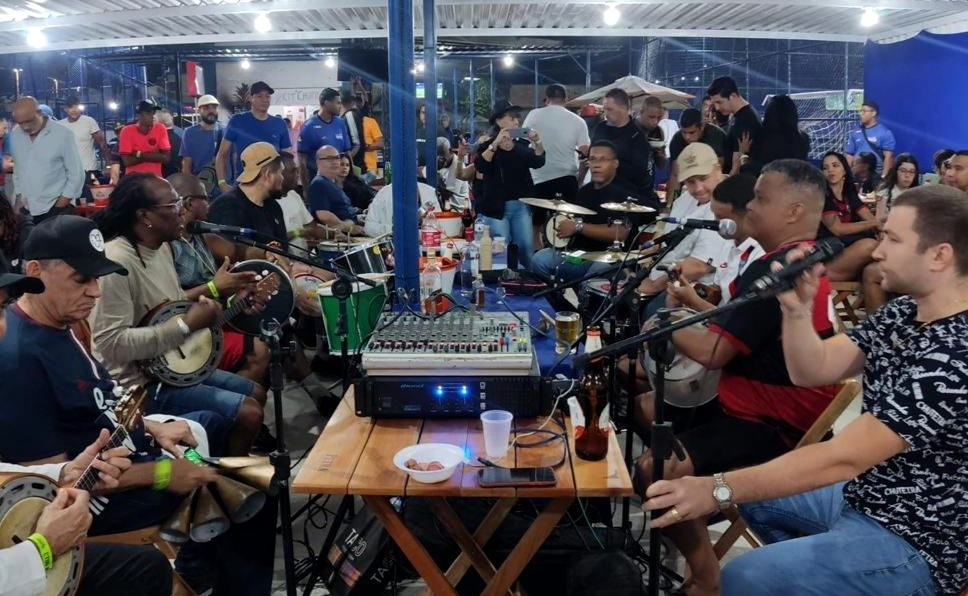 Cantor Alex Ribeiro confraternizou com esposa, mãe, filhos e familiares - Foto: 