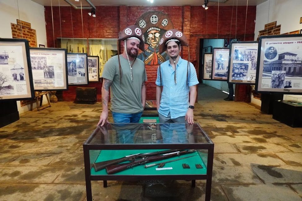 Carnavalesco Leandro Vieira e o diretor executivo da escola, João Felipe Drumond, estiveram em espaços históricos de Recife e também em Serra Talhada, terra natal de Lampião - Foto: Divulgação 