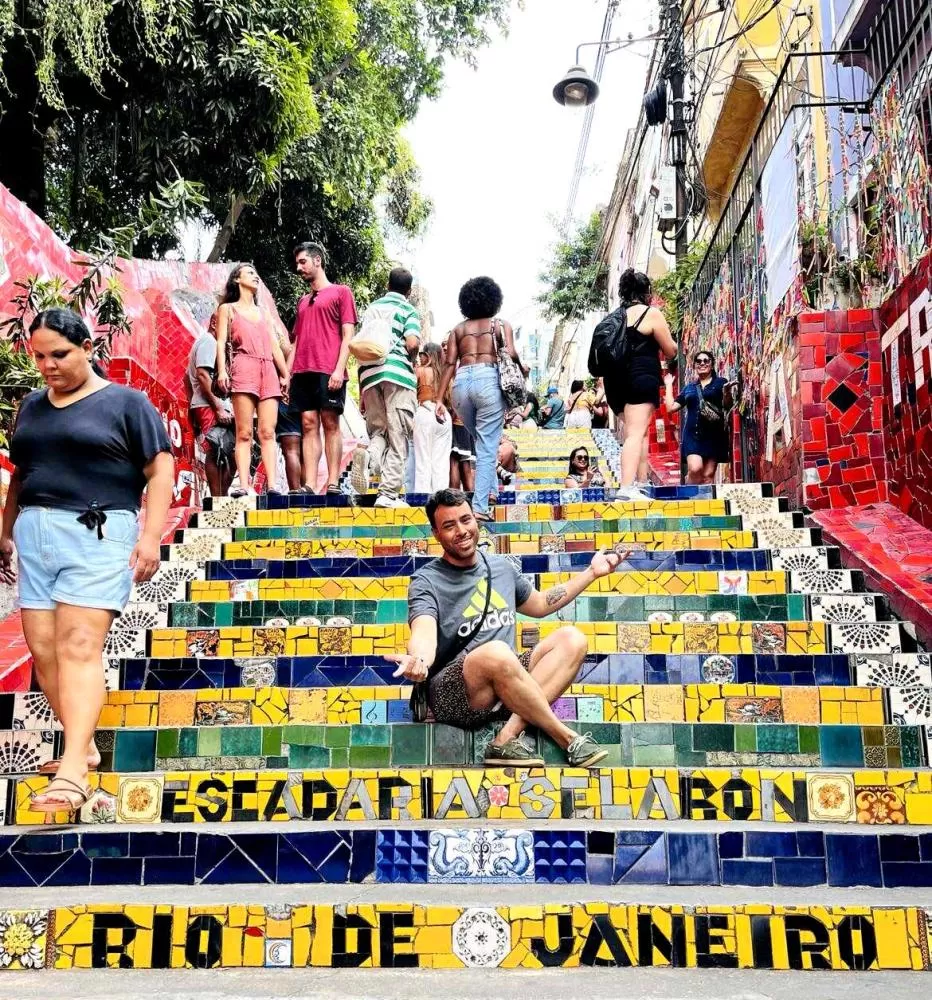 Anderson Lopes visita a icônica Escadaria Selarón, símbolo de arte e cultura no Rio