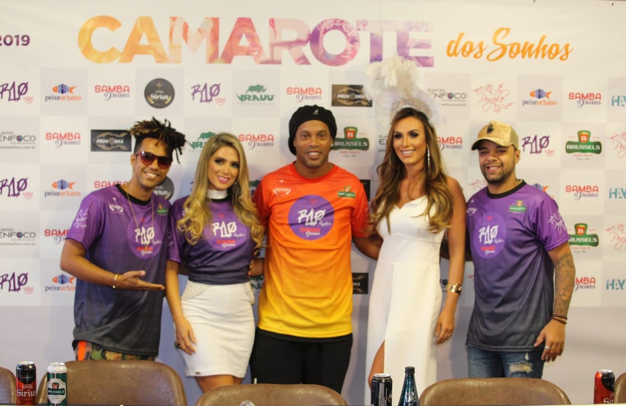 Foto: Ronaldinho Gaúcho montou o seu próprio camarote, o R10, em