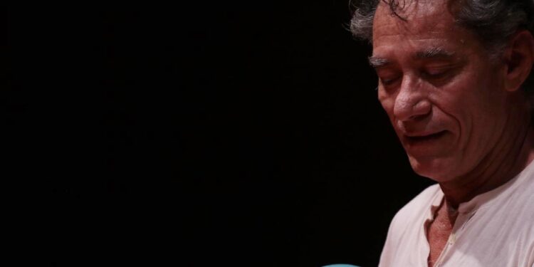 De volta ao cenário nacional, com Chico Dias no espetáculo. “A Lua vem da Ásia” entra em cartaz on-line