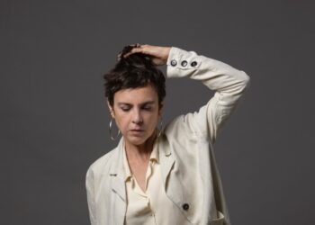 Anota aí na agenda. Adriana Calcanhotto retorna aos palcos no Teatro Claro Rio