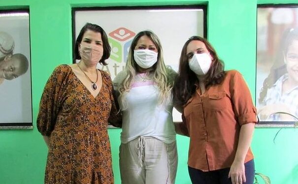 Diretora da Ong Atitude Social recebe visita de Danielle Barros e Clara Paulino na Vila Cruzeiro