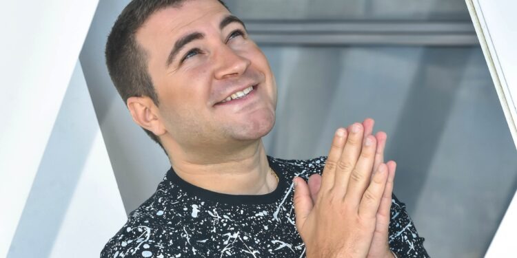 Vamos com tudo: Leo Russo se apresenta no Pagode da Tia Gessy, no Cachambi