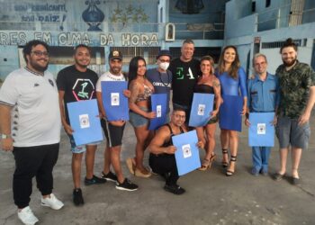 Abram alas Em Cima da Hora, escola de Cavalcante entrega figurino para musas e musos