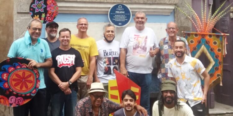 Moradores e artistas da Rua Morais e Vale presenta: Projeto Tapetes Mágicos