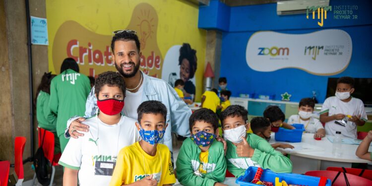 Ítalo Ferreira visita Instituto Neymar Jr. às vésperas de inaugurar seu Projeto Social