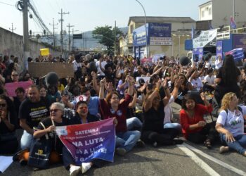 Trabalhadores da enfermagem do Rio fazem ato contra suspensão do piso salarial