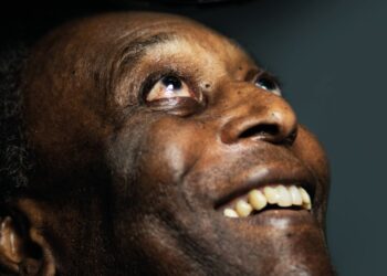 Biografia mostra faceta emocionante de Edson, o homem simples por trás do Rei do futebol
