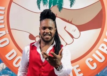 Simpatia e muito samba no pé, Wallace Guedes prestigia feijoada da União do Parque Curicica