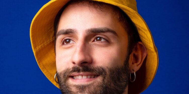 Com vestimentas e acessórios marcantes, Caramico comenta sobre seu estilo irreverente