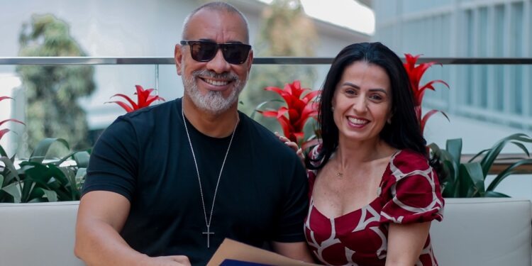 Traços perfeitos: Tatiana Breia recebe desenho da fantasia e dá spoiler para o Carnaval 2024