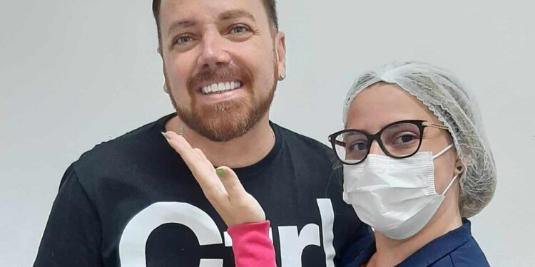 Leandro Amorim, assessor de imprensa Portal AL, renovou sorriso com lentes de contato; compare