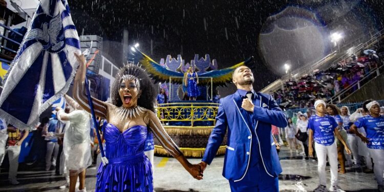 Debaixo de chuva, Unidos da Tijuca e Portela dá show em ensaio técnico na Sapucaí