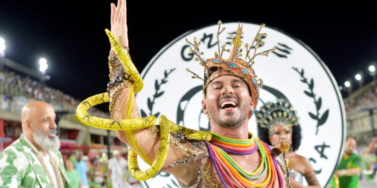 Apaixonado pelo samba, Renny Delmondes completa 17 anos de Marquês de Sapucaí nesse carnaval 2024