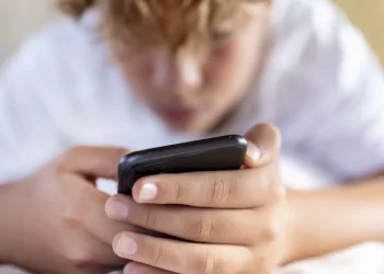 Vida offline: Crianças conseguem viver sem o celular?