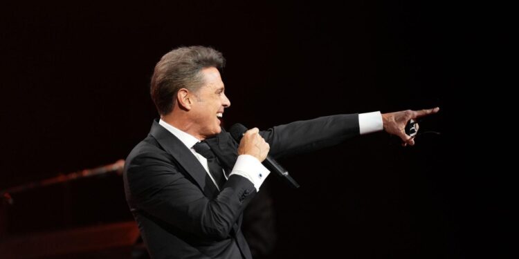 Luis Miguel Tour 2023/24 quebra recordes e se estabelece como a turnê de maior bilheteria do mundo