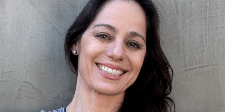 Vilã na novela Travessia da TV Globo, atriz Claudia Mauro inicia novo projeto
