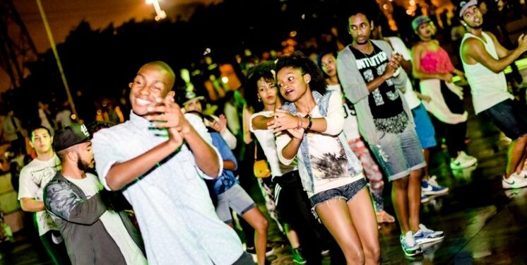 #Partiu, dançar? Baile Charme do Viaduto chega ao Circo Crescer e Viver