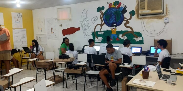 Após dez anos Instituto de Cidadania da Unidos da Tijuca reabre Centro de Informática