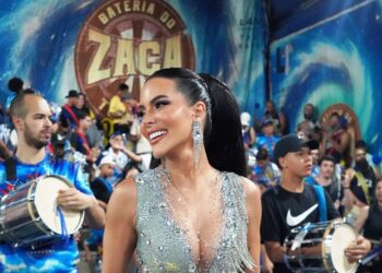 Carla Prata exibe boa forma e brilha no ensaio geral da Acadêmicos do Tucuruvi