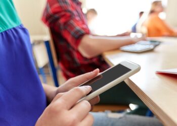 Celular na sala de aula: revolução educacional ou desastre silencioso? Veja!