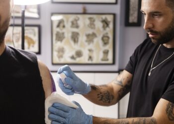 Empresa cria concurso para tatuadores assinarem embalagem de linha exclusiva de papéis para higiene