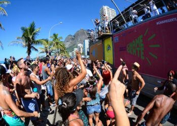 Segundo final de semana do Carnaval de Rua 2025 do Rio reúne artistas na Primeiro de Março