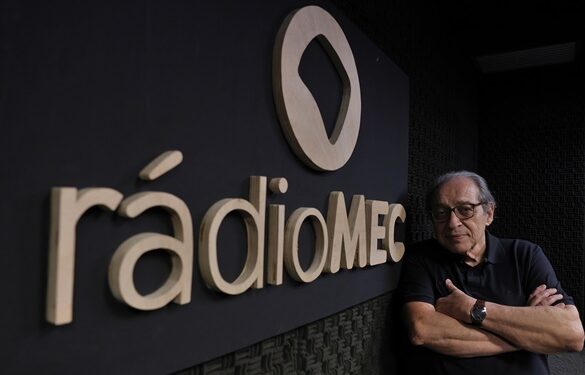 Série A Música do Carnaval, apresentada por Ruy Castro, estreia na Rádio MEC